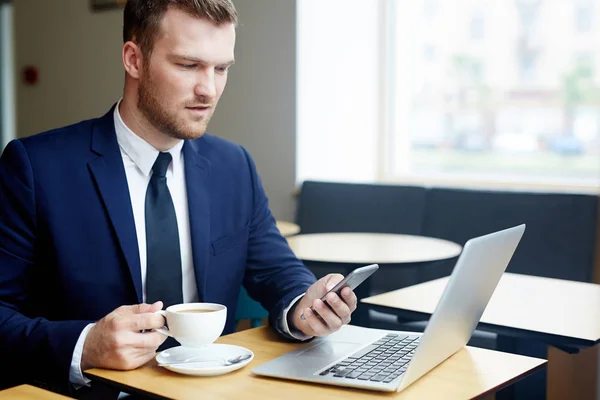 Jonge Werkzoekende Met Laptop Smartphone Met Thee Café — Stockfoto