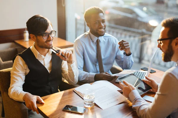 Equipo Empresarios Negociando Reunión Cafetería — Foto de Stock