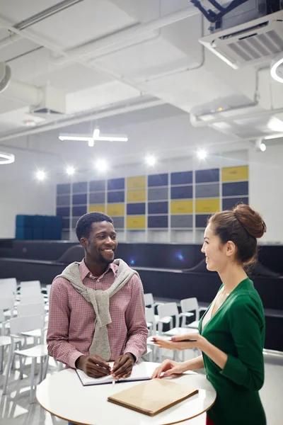 Two Groupmates Communicating Lecture Hall — Stock Photo, Image