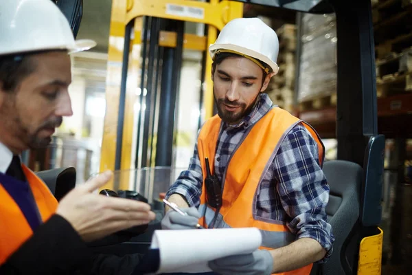 Pakhuis Werknemers Bespreken Document Met Lijst Van Goederen — Stockfoto