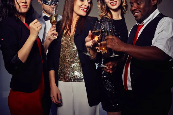 Detailní Záběr Stylový Mladých Lidí Přípitky Šampaňským Flétny Stoje Před — Stock fotografie