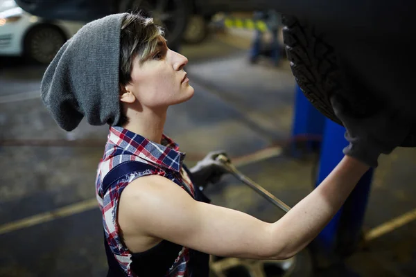 Vrouwelijke Technicus Maken Band Inspectie Garage — Stockfoto