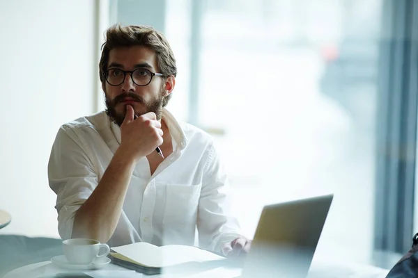 Uomo Pensieroso Con Blocco Note Laptop Lavoro Pianificazione Ufficio — Foto Stock