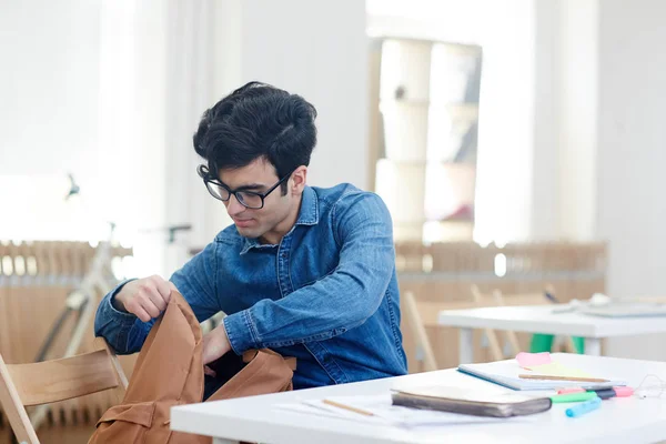Moderner Junger Student Sucht Etwas Rucksack — Stockfoto