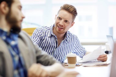 Tartışma toplantısında sahip iki profesyonel iktisatçılar