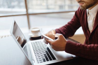 İşadamı ile laptop tuş mesajlaşma smartphone