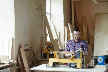 Mutlu adam ahşap atölyesinde vakit