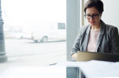 Video izlerken ya da müzik becerikli alet için bağımlı kadın