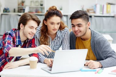 Tasarımcılar yeni yaratıcı fikirler için başlangıç toplantısı