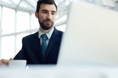 Çağdaş Yöneticisi ağ üzerinde konsantre