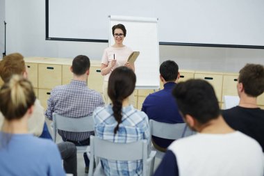 Yeni iş projesi öğrencilerle tartışarak öğretmen
