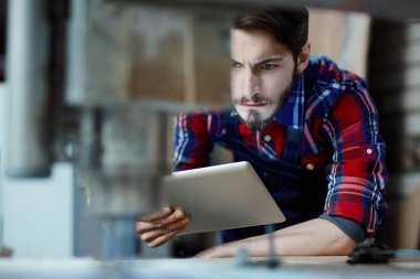 Freze Makinası çalışma gözlemleyerek touchpad ile ciddi mekanik