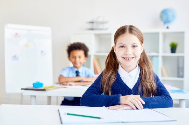 Arka plan üzerine sınıf arkadaşı ile Resepsiyon tarafından oturan güzel bilim adamı