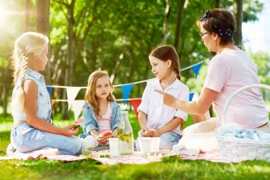 Sıkı öğretmen piknik sırasında onu cezalandırmak ise yaramaz kız işaret