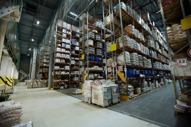 Toptan depo raflar üzerinde paketlenmiş ürünler