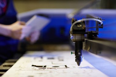 Lazer kesme kirişi kontrplak levha üzerinde