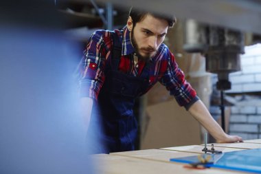 Ciddi mekanik atölye kesim işlemi denetleme