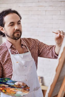 Yetenekli sanatçı sanat studio çalışma portresi şövale üzerinde resim resim odaklı