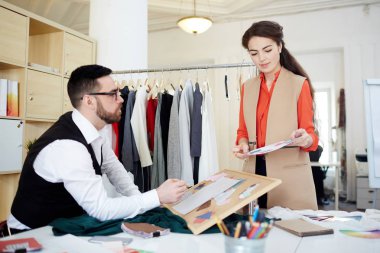 Moda tasarımcıları dsicussing yeni kumaş örnekleri
