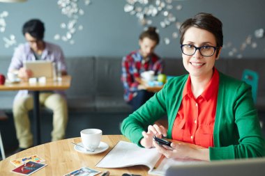 Tasarım ekibi smartphone üzerinde günlüğünü aç tutarak mutlu lideri