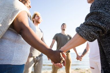 Plaj partisi boyuyla tarafından güneşli günde tutarak samimi arkadaşları