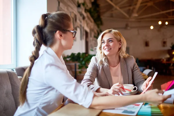 Beautiful Young Interior Designers Gathered Together Spacious Coffeehouse Working New — Stock Photo, Image