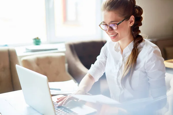 Hedendaagse Zakenvrouw Zoekt Noodzakelijke Gegevens Het Net — Stockfoto