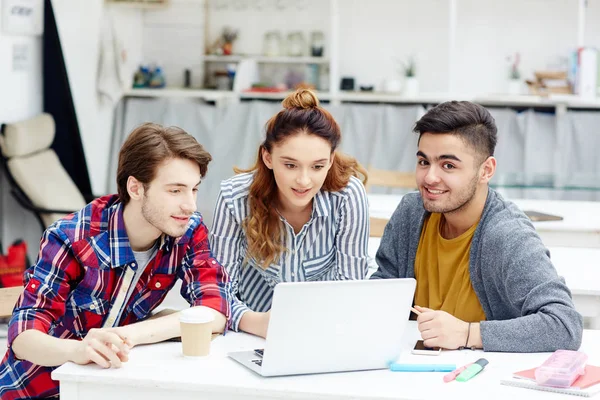 Estudiantes Creativos Que Buscan Nueva Información Para Proyecto — Foto de Stock