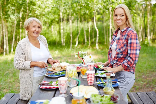 Belle Femmine Preparare Cena Famiglia — Foto Stock