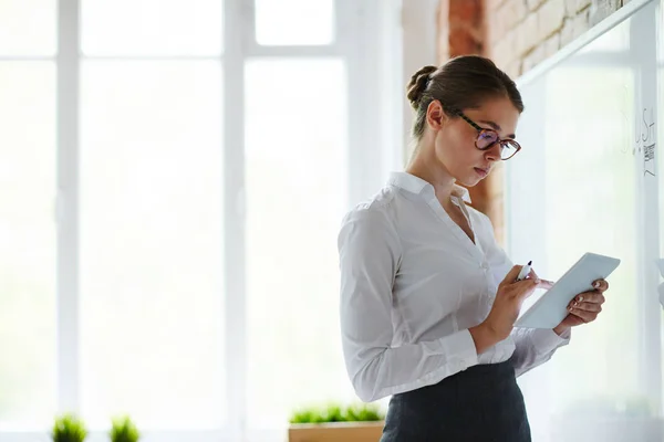 Junge Lehrerin Mit Tablet Steht Whiteboard Und Bereitet Sich Auf — Stockfoto