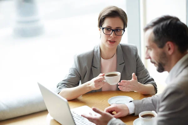 Junge Kollegen Betrachten Laprop Displays Und Diskutieren Café Über Daten — Stockfoto