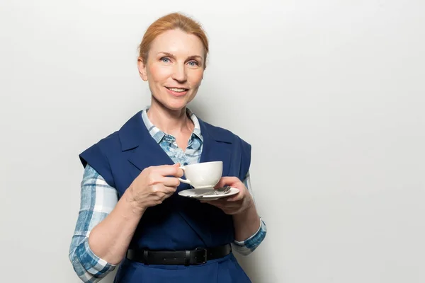 Moderna Medelålders Affärskvinna Med Kopp Kaffe Stående Isolering — Stockfoto