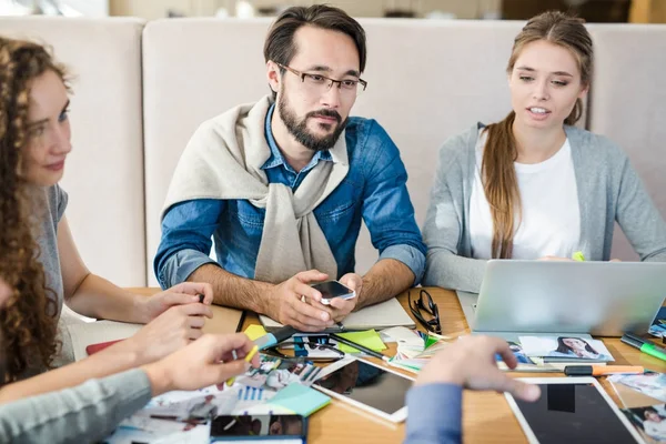 Empresario Con Smartphone Escuchando Compañero Trabajo Reunión — Foto de Stock