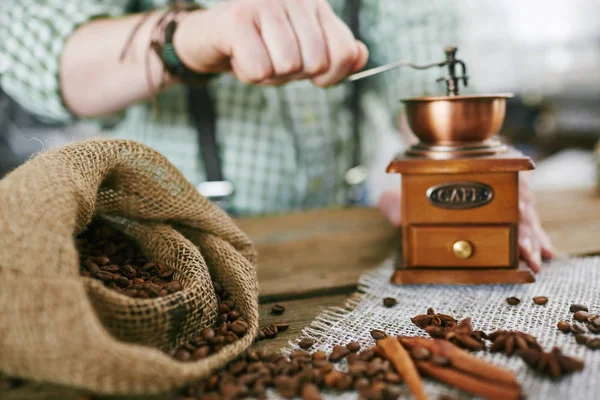 昔ながらの男のコーヒーを作る 小さな木製のミルを使用しての豆を粉砕のクローズ アップ ショット — ストック写真