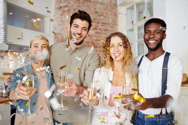 Parejas Alegres Celebrando Vacaciones Brindis Con Champán Fiesta — Foto de Stock