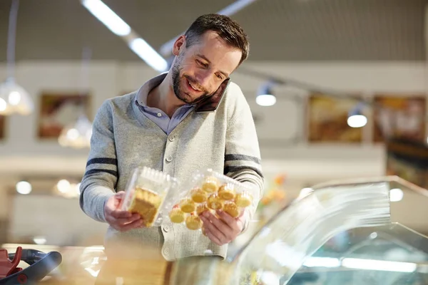 Homem Feliz Falando Celular Escolher Sobremesa Supermercado — Fotografia de Stock