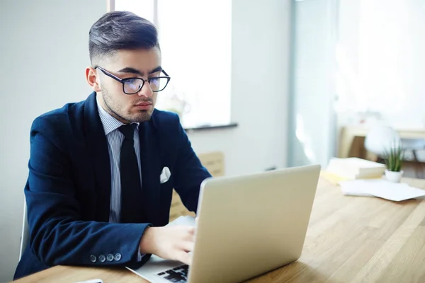 Jovem Gerente Que Concentra Redes Aprendizagem Dados Online — Fotografia de Stock