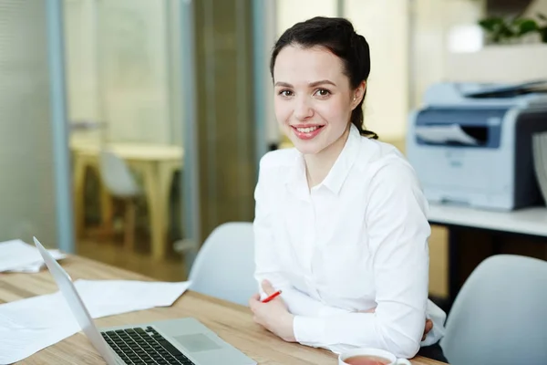 Atractiva Mujer Negocios Camisa Blanca Sentada Lugar Trabajo Delante Computadora — Foto de Stock