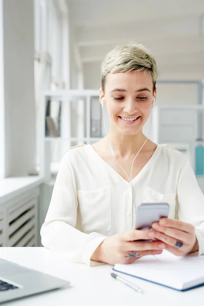 Joven Empresaria Positiva Eligiendo Sus Pistas Favoritas Lista Reproducción Teléfono — Foto de Stock