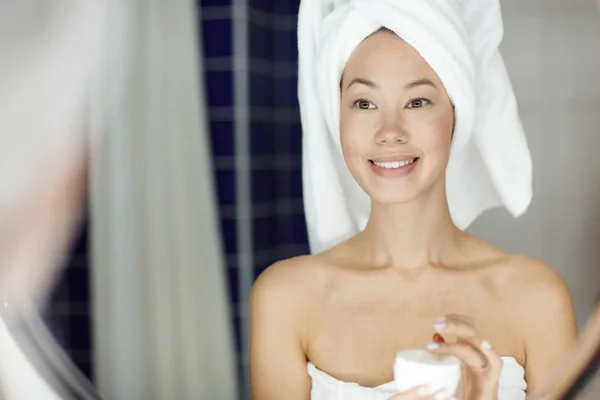 Mosolygó Fiatal Ázsiai Fürdőszobában Arc Bőr Krém Alkalmazása Során Kozmetikai — Stock Fotó