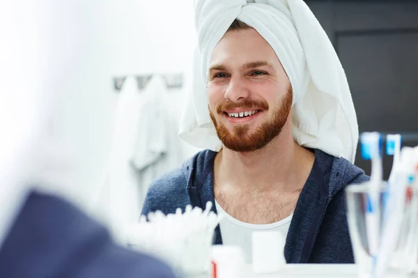 Aantrekkelijke Jonge Man Met Handdoek Kop Spiegel Kijken — Stockfoto