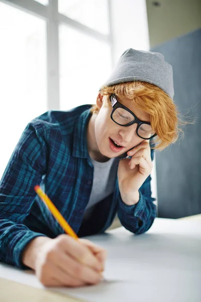 Retrato Joven Estudiante Diseño Creativo Jengibre Trabajando Planos Dibujando Sobre — Foto de Stock