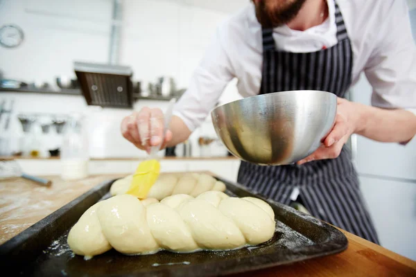 Baker Verspreiding Van Rauw Broodjes Alvorens Oven — Stockfoto