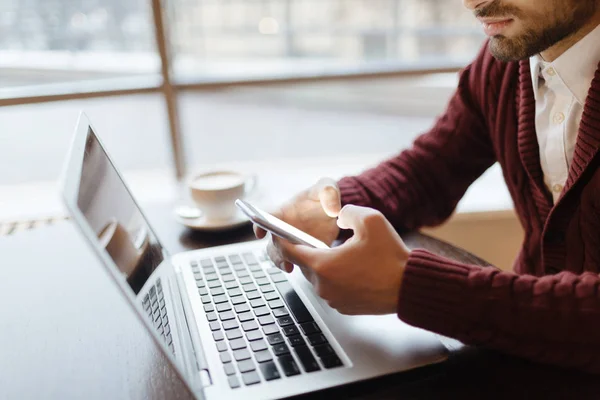 Empresario Con Mensajería Teléfonos Inteligentes Sobre Teclado Portátil — Foto de Stock