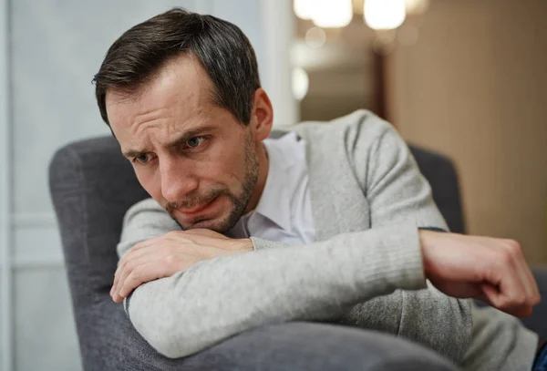 Hombre Estresado Sentado Sillón Llorando —  Fotos de Stock