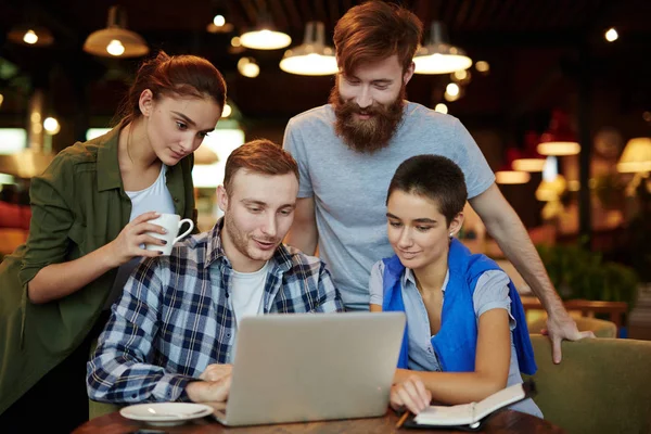 Designer Barbudo Mostrando Resultados Seu Trabalho Para Jovens Colegas Enquanto — Fotografia de Stock