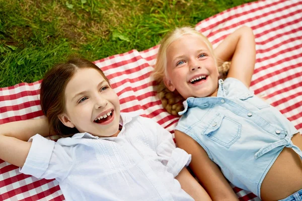 Gezonde Meisjes Lachen Terwijl Ontspant Picknick Buitenshuis — Stockfoto