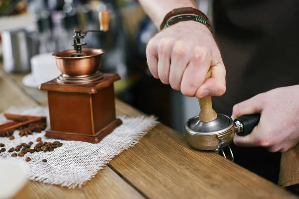 Closeup Shot Barista Working Coffee Shop Pressing Fresh Grains Portafilter — Stock Photo, Image