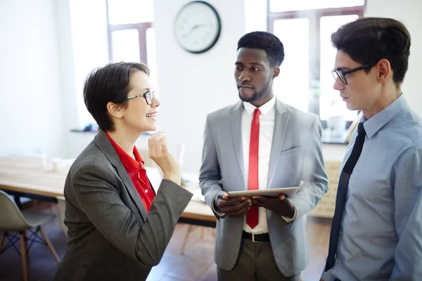 Mujer Negocios Confiada Describiendo Una Nueva Subordinada Sus Colegas — Foto de Stock