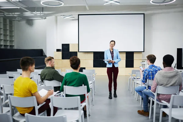 Jeune Conférencière Consultant Ses Étudiants Qui Suivent Cours Études — Photo